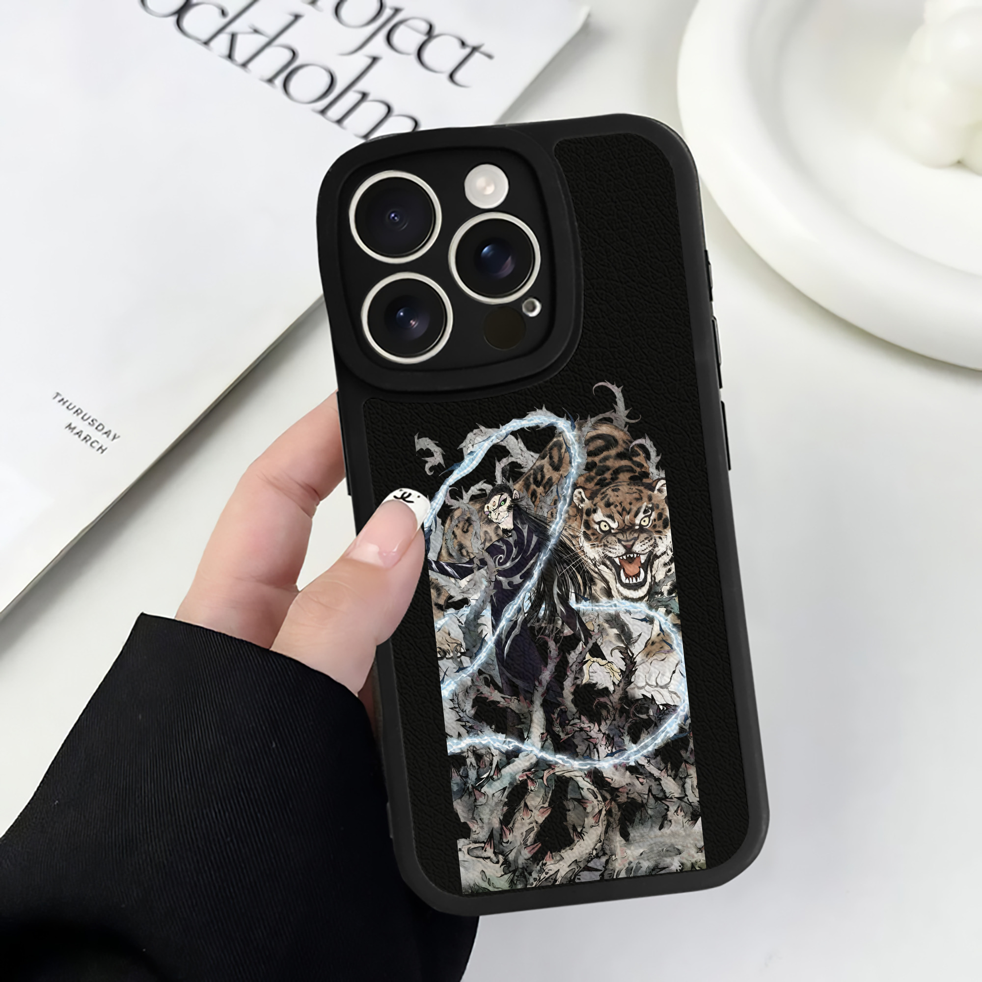 （画像用） Ne Zha 2 ナタ 魔童の大暴れ 【iPhone 16シリーズ対応】シリコンスマホケース（レザー調） 材質：シリコン